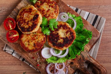 Kızarmış tavuk pirzolası, doğranmış tavuk, sebzeli, kesme tahtasında, sebze salatası, üst manzara, ev yapımı, insan yok.,