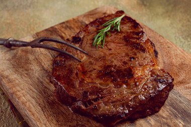 Izgara biftek, biftek, kaburga bifteği, doğrama tahtasında, üst manzara, insan yok.