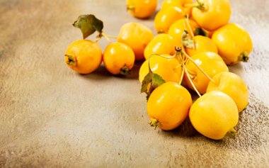 Sarı küçük elmalar, Çin çeşitleri, masaya saçılmış, üst manzara, insan yok.,