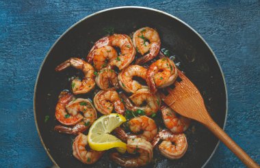 Kızarmış kaplan karidesi, jumbo, sarımsak soslu, tereyağlı, otlu, kızartma tavalı, ev yapımı, insan yok.,