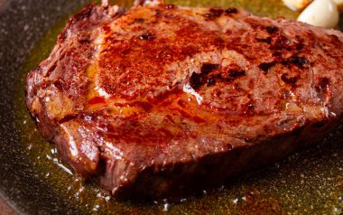 Kızarmış biftek, biftek, pirzola, kızartma tavasında, üst manzara, insan yok.