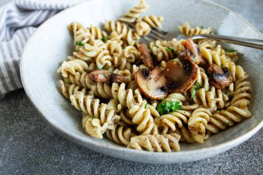 Fusilli makarna, kremalı mantar soslu makarna, mantarlı makarna, ev yapımı, insan yok,