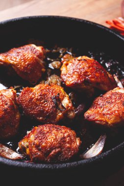 Kızarmış tavuk butları, baharatlı, ev yapımı, insan yok.,