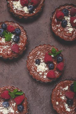 Peynir ve böğürtlenlerle doldurulmuş çikolatalı turtalar, kahvaltı, ev yapımı, insan yok.,