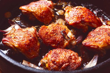 Kızarmış tavuk butları, baharatlı, ev yapımı, insan yok.,