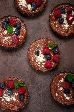 Peynir ve böğürtlenlerle doldurulmuş çikolatalı turtalar, kahvaltı, ev yapımı, insan yok.,