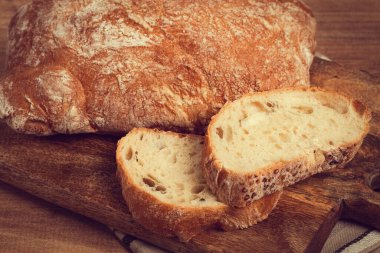 Kesme tahtasında dilimlenmiş ciabatta, İtalyan ekmeği, yakın plan, İtalyan mutfağı, kahvaltı, insan yok.,