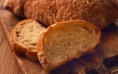 Kesme tahtasında dilimlenmiş ciabatta, İtalyan ekmeği, yakın plan, İtalyan mutfağı, kahvaltı, insan yok.,
