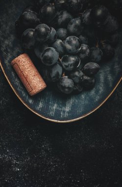 Bir kase dolusu siyah üzüm, bir kase şarap, Saperavi üzümü çeşidi, Gürcistan kültürü, üst görünüm, gıda konsepti, insan yok.,