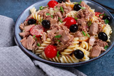 Konserve ton balıklı fusilli makarna salatası, kiraz, domates, zeytin, parmesan, mikroyeşil, ev yapımı, insan yok.,