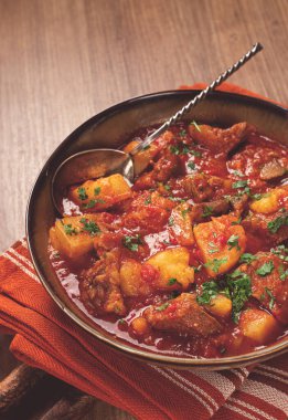 Etli patates, domates soslu, baharatlı ve otlu, ev yapımı, insan yok.,