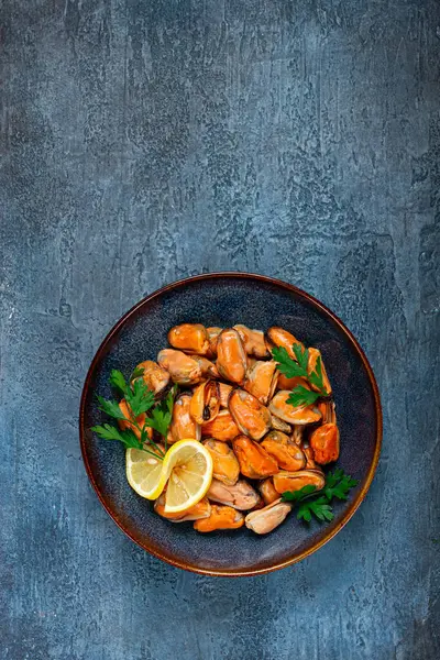 Midye yok, kabuk yok, haşlanmış midye, kabuk soyulmuş, limon ve maydanozlu, Şili midyesi, üst manzara, insan yok.,