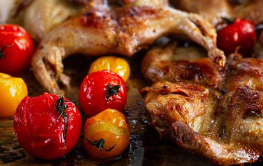 Izgara bıldırcın eti, tepside, tütünde, fırında, baharatlarla, ev yapımı, insansız.,