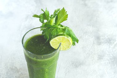 Yeşil smoothie, kereviz ve ıspanak, elma ve kivi, salatalık, sebze suyu, kahvaltı, ev yapımı, insan yok.,