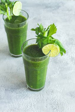 İki bardak, yeşil smoothie, kereviz ve ıspanak, elma ve kivi, salatalık, sebze suyu, kahvaltı, ev yapımı, insan yok.,