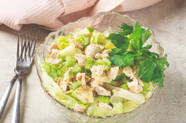 Waldorf salatası, elmalı kereviz salatası, cam bir salata kasesinde, doğal ışık, ev yapımı, insan yok.,