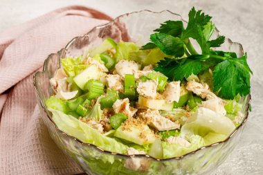 Waldorf salatası, elmalı kereviz salatası, cam bir salata kasesinde, doğal ışık, ev yapımı, insan yok.,