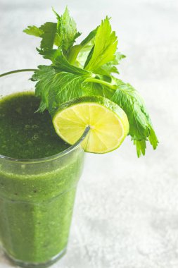 Yeşil smoothie, kereviz ve ıspanak, elma ve kivi, salatalık, sebze suyu, kahvaltı, ev yapımı, insan yok.,
