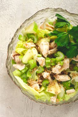 Waldorf salatası, elmalı kereviz salatası, cam bir salata kasesinde, doğal ışık, ev yapımı, insan yok.,