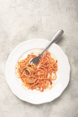 Bolonez soslu spagetti artıklarıyla dolu bir tabak.,