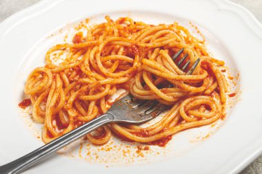 Bolonez soslu spagetti artıklarıyla dolu bir tabak.,