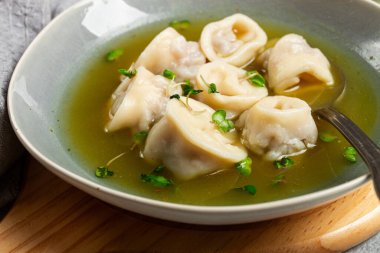 Cappelletti tavuk suyunda et, mantı etli, ev yapımı, insan yok.,