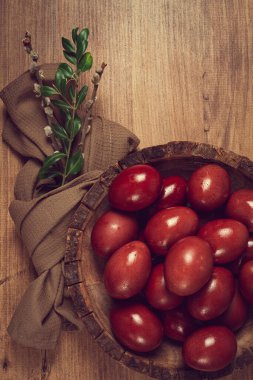 Ahşap bir kaseye boyanmış yumurtalar, kırmızı, boyalı daha çılgın boya, endro köklerinden gelen toz, soğan kabukları, üst manzara, Paskalya, Georgia,