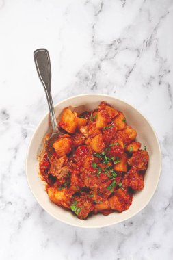 Patates ve sebzeli güveç, domates soslu, baharatlı ve otlu, yakın plan, ev yapımı, insan yok.,