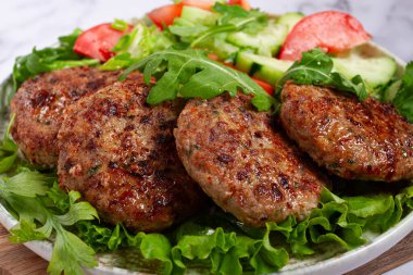 Kızarmış pirzola, kıyma, sebze salatası, ev yapımı, üst manzara, insan yok.,