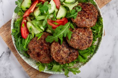 Kızarmış pirzola, kıyma, sebze salatası, ev yapımı, üst manzara, insan yok.,