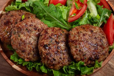 Kızarmış pirzola, kıyma, sebze salatası, ev yapımı, üst manzara, insan yok.,