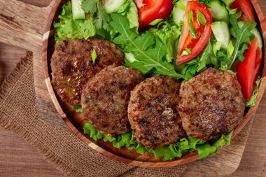 Kızarmış pirzola, kıyma, sebze salatası, ev yapımı, üst manzara, insan yok.,