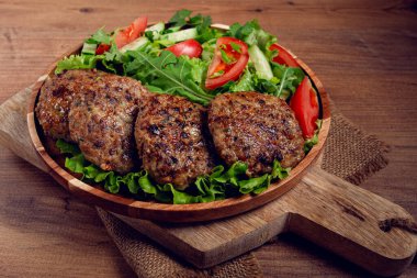 Kızarmış pirzola, kıyma, sebze salatası, ev yapımı, üst manzara, insan yok.,