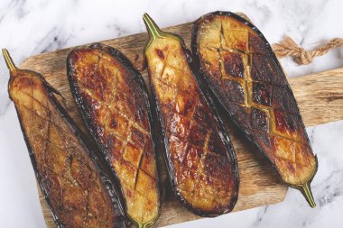 Dilimlenmiş patlıcan, doğrama tahtasının üstünde, üst görünümde, ev yapımı, insan yok.,