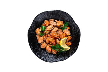 Kabuksuz midyeler, haşlanmış midyeler, soyulmuş, siyah bir tabakta, limon ve maydanozla, Şili 'de midyeler, soyulmuş, beyaz arka plan, üst görünüm, insan yok.,