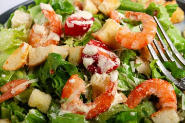 Sezar salatası, karidesli, mermer arka planda, üst manzara, insan yok.,