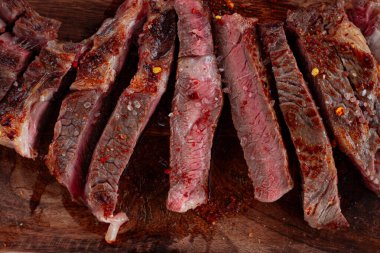 Orta pişmiş, pirzola bifteği, ızgara kovboy bifteği, doğrama tahtasında, yakın plan, ev yapımı, üst manzara, insan yok.,