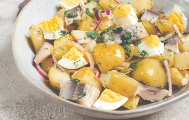 Ringa balıklı patates salatası, İskandinav mutfağı, ev yapımı, insan yok.,
