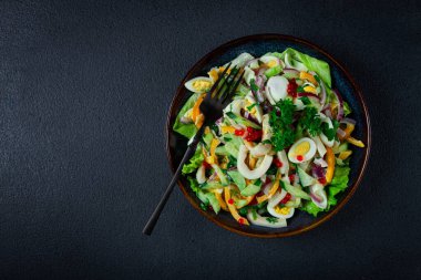 Kalamarlı salata, taze salatalık, yumurta, tatlı biber, kırmızı soğan soslu, ev yapımı, insan yok.,