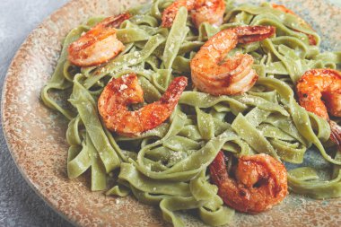 Ispanaklı tagliatelle, krema soslu, karidesli, ev yapımı, insan yok.,