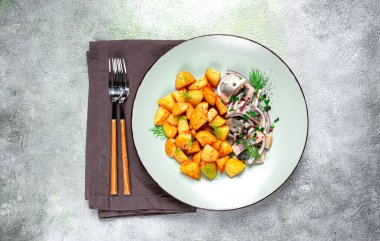 Yeni patatesler, salamura ringa balığı ve kırmızı soğan, ev yapımı, insan yok.,