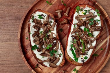 Krem peynirli sandviçler ve ballı turşu, sağlıklı kahvaltı, ev yapımı.,