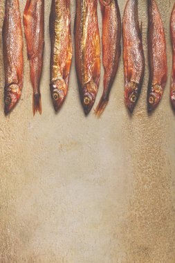 Soğuk füme capelin, masada, üst tarafta, insan yok.,