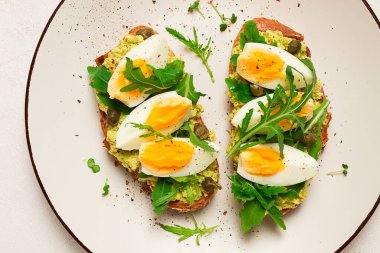 Sandviç, avokado püresi, haşlanmış yumurta ve roka, ekmek, ev yapımı, kahvaltı.,