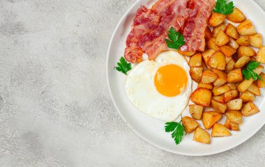 Polonya kahvaltısı, kızarmış patates, yumurta ve pastırmalı, ev yapımı, insan yok, kahvaltı.,