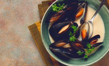 Kabuklu midyeler, kremalı sarımsak sosu, beşamel soslu midyeler, ev yapımı, insan yok.,