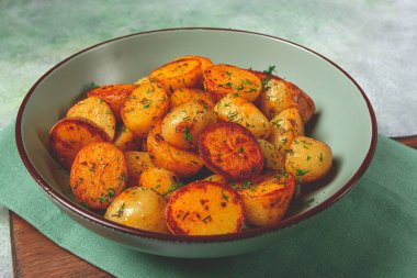 Pişmiş yeni patates, tereyağı ve dereotlu, ev yapımı, insan yok.,