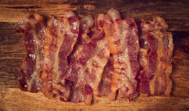 Kesme tahtasında kızarmış pastırma, üst manzara, yakın çekim, ev yapımı, kahvaltı, insan yok.,