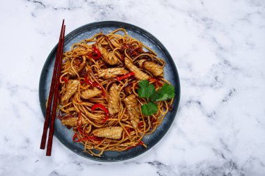 Udon eriştesi, kalamar ve sebzeli, mermer bir masada, ev yapımı, insan yok.,