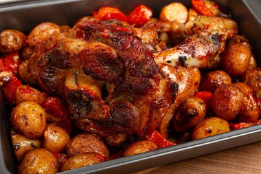 Domuz budu, sebzelerle pişirilmiş, yeni patatesler, fırın tepsisi üzerinde, ev yapımı, insan yok.,